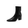 Suela silenciosa, adelgazante, que realza la altura, elegante y adecuada para el trabajo: Colección Otoño/Invierno 2026 de botas de corte ajustado con tacón medio grueso, punta cuadrada y diseño de caña elástica