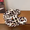 ¡Adelgazante! ¡Versátil! Apto para todos~Pantuflas cálidas de felpa con estampado de leopardo estilo INS para mujer, pantuflas de invierno y otoño para el hogar con correa cruzada y suela gruesa