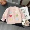 Cardigan suéter colorido com estampa de coração para meninas, nova coleção outono/inverno 2026, suéter de malha e peça de outer wear para bebês e crianças