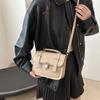 Bolso pequeño popular de este año para mujer, nuevo bolso de mensajero de hombro combinable a la moda 2024, bolso cuadrado pequeño simple y portátil