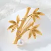 Broche de Bambú de Diseño Original con Aleación de Cobre, Baño de Oro Real, Acabado Cepillado, Incrustación de Circonita y Alfiler de Perla de Agua Dulce