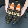 Sapatos Masculinos, Sapatos Casuais de Couro de Tamanho Grande para Venda Transfronteiriça, Sapatos de Couro Apontados Slip-On Rivet de Estilo Britânico Fashion, Sapatos Tendência de Couro Camurça