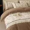 Juego de ropa de cama de cuatro piezas de encaje francés cepillado, 100% algodón, grado A, engrosado para otoño e invierno, sábana de algodón puro, funda de edredón y sábana bajera ajustable, ofreciendo una sensación lujosa