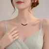 Nuevo collar de perlas de lujo ligero de estilo coreano que combina con todo, diseño de nicho de alto sentido para mujer, cadena de clavícula simple, accesorios al por mayor