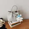 Moda minimalista transfronteiriça primavera 2026 novo versátil nicho design alta qualidade feminina bolsa de ombro e transversal tipo balde