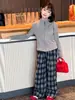Conjunto de Primavera y Otoño para Niñas 2026: Conjunto de Dos Piezas a Cuadros de Moda y Sudadera Cardigan de Cuello Alto Ajustada para Niños Mayores