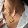 Colar Pingente Redondo de Aço Inoxidável com Sol Vazado Corrente de Clavícula Levemente Luxuosa Nicho Acessórios de Joias da Moda para Mulheres de Alta Qualidade