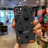 Produto de e-commerce de comércio exterior: Capa de celular de Halloween com gato preto de desenho animado e vassoura, design com estampa completa de doces e abóbora, acabamento fosco preto