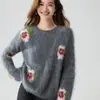 Tejido de punto cepillado 100% cachemira, suave y acogedor, con un estilo relajado y lánguido, que presenta un delicado patrón jacquard floral, y un suéter de punto cálido y grueso