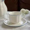 Louça de cerâmica pintada à mão em estilo francês com borda azul: pratos de cerâmica, pratos de sobremesa, pratos rasos, tigelas, xícaras de café e pires, pratos fundos e pratos ovais