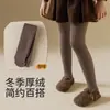 Leggings Novos de Inverno 2026 para Crianças, Meias-Calças Grossas com Forro de Fleece para Bebês, Calça Única de Cor Sólida com Listras Verticais, Calças Quentes