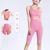 Conjunto de Yoga com Sensação de Segunda Pele para Mulheres Cintura Alta Levanta Bum Bum Pêssego Sem Constrangimento Calças de Cinco Pontos Reunião Sutiã Esportivo à Prova de Impacto