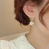Pendientes de camelia con gota de aceite de perla y lazo de circonita de cobre, pendientes de nicho simples, pendientes con sentido de la moda