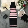 Vestido coreano impresionante y súper elegante de cuello halter a rayas de seda helada, dulce y picante, de corte ceñido, longitud media por encima de la rodilla