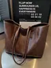 Bolso tote de gran capacidad estilo coreano, nuevo modelo de verano 2026, bolso de hombro simple casual de color liso para el trabajo y los desplazamientos, moderno