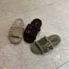 Pantuflas peludas abiertas estilo Birkenstock para mujer con doble tira, colección otoño 2026, para exteriores, suela suave, de una sola tira, pantuflas de algodón
