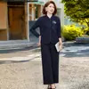 Elegante e estiloso conjunto de três peças para mães, perfeito para primavera e outono, apresentando uma peça externa da moda, uma camada interna versátil e calças de perna larga, criando um visual jovem e que desafia a idade.