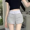 Shorts deportivos de verano finos grises para mujer, adecuados para figuras petite, shorts ajustados casuales de cintura alta adelgazantes, shorts muy cortos de línea A