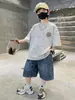 Conjunto de Shorts de Manga Curta da Moda de Marca para Meninos no Verão, Conjunto de Duas Peças Estampado Solto, Roupa Casual Esportiva da Moda para Crianças Maiores no Verão