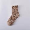 Calcetines de estilo étnico retro para mujer, de longitud media hasta la pantorrilla, para otoño e invierno, con relieve tridimensional, color café, estilo palacio artístico, calcetines florales para mujer