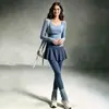 Conjunto Deportivo de Bloques de Color de Alto Valor para Mujer, Top de Manga Larga Ajustado de Cuello Redondo, Pantalones de Falda Plisada, Conjunto de Yoga y Fitness Sensation de Piel Desnuda