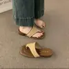 Sandalias de paja tejida tipo vacation, cuadradas, con clip metálico, slip-on para mujer, nuevas sandalias de diseño de nicho con suela plana