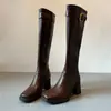 Botas compridas de salto alto da moda para mulheres, nova coleção outono/inverno 2026, botas até o joelho com bico quadrado estiloso e detalhe de fivela, semelhantes a botas de equitação