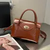 Bolsa Transversal Casual de Couro Genuíno Nova Moda Outono/Inverno 2025 Bolsa de Ombro de Nicho Versátil Bolsa de Braço Bolsa de Trabalho para Mulheres