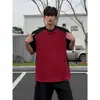 Camiseta de Manga Corta con Bloques de Color Negro y Rojo para Hombre de Marca Americana de Moda Urbana, Diseño Casual Versátil y Elegante con Hombros Acolchados