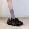 Versão em Pele de Ovelha de Sapatos de Treino Alemães Retrô Quadrados com Cadarço e Solado Grosso para Mulheres, Sapatos Casuais Britânicos Versáteis em Couro Genuíno, Sapatos Pequenos de Couro Pretos