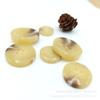 FUENTE Fábrica en stock suministro resina beige cóncava cuenca forma cuatro ojal hebilla traje de hombre y mujer abrigo suéter hebilla