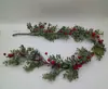 Guirlanda de decoração de Natal 120cm, cheia de folhas verdes e bagas vermelhas. Para uso em decoração de interiores