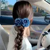 Clip de Plátano de Venta Caliente Retro Azul Denim de Gama Alta con Flor de Rosa, Ambiente Suave y Aspecto Completo en la Parte Trasera de la Cabeza