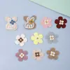 Accesorios para tocados de venta caliente accesorios flores pegatinas de tela decorativas flor de cinco pétalos tejida de dos colores pegatinas de tela tejida