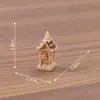 Mini santuário indiano apresentando a divindade Ganesha, uma figura fofa, acessórios de decoração DIY e um pequeno ornamento de mesa