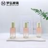 En stock: frascos de 30 g a 120 ml con tapa dorada, acabado electrochapado y arenado; frascos para solución madre, crema para ojos y esencia; frascos cuadrados para crema.