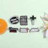 Patrón de cruz bicolor blanco y negro fe Broche estilo europeo y americano accesorios para ropa moda Medalla Joker regalo conmemorativo