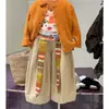 Conjunto de cárdigan de punto de otoño para niñas Nuevo 2026 Manga larga Retro Casual Atuendo de dopamina para niñas Moderno