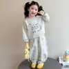 Roupas Infantis Conjunto para Meninas 2026 Novo Estilo para Crianças Pequenas Primavera e Outono Moletom Casual e Calça Cavalo Arco-Íris Desenho Simples Conjunto
