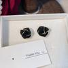 Aretes de camelia creativos de alto valor aretes femeninos de lujo ligero diseño artístico simple versátil aretes de alta gama