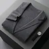 Nuevo suéter de lana para hombre transfronterizo, cárdigan de cuello en V, suéter de lana de punto liso como capa base, abrigo de lana de negocios, moderno