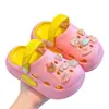 Los nuevos zuecos de verano de EVA, de dos tonos, lindos y con dibujos animados, para niños y niñas, son antideslizantes, duraderos y transpirables para uso en casa.