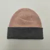 Gorro de Tricô Color-Blocking Transfronteiriço Outono e Inverno para Homens e Mulheres, Gorro para Clima Frio Que Faz o Rosto Parecer Menor, Gorro de Cor Contrastante Dupla Camada Integrado Sem Costura