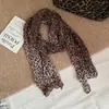 Bufanda Estilo Chica Picante Estampado de Leopardo para Mujer Otoño Invierno Tacto de Alta Gama Bufanda Larga de Seda Estilo Deseo Puro Bufanda para Cuello Chal Venta al por Mayor