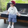 Traje de Manga Corta para Niños, Estilo Delgado de Verano, Nuevo Modelo 2026, Conjunto de Verano para Niños, Conjunto de Dos Piezas con Shorts, Ropa Moderna y Genial para Niños Pequeños