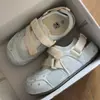 Sandálias Esportivas Vazadas Estilo Coreano para Mulheres, Novo Modelo Verão 2026, Sapatos Brancos Versáteis em Malha Respirável, Tênis Casuais com Solado Grosso
