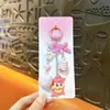Llavero colgante de muñeca pequeña creativa, colgante de mochila lindo estilo Miu, llavero de accesorios pequeños para DIY al por mayor