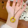 Venta al por mayor de Colgantes de Hebilla de Seguridad Mahjong Trenzados en Oro Antiguo de Alta Retención de Color Collares Retro Macizos de Tiendas de Oro