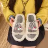 2026 Novas Pantufas Peludas de Solado Plano Desenho Animado Pantufas de Algodão Fofas para Mulheres Uso Doméstico Pantufas Peludas de Solado Macio para Uso Externo