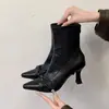 Elegantes botines de tacón de aguja para mujer con diseño plisado y punta fina para primavera/otoño, que brindan un aspecto sofisticado y estilizado, con cierre de cremallera trasero